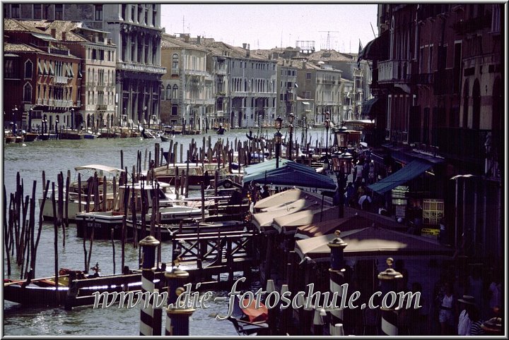 Canale Grande 1.jpg - Dieses Foto entstand 1994. Inzwischen wird sich bestimmt das Anlege-Chaos etwas gelichtet haben; oder es ist schlimmer geworden. Wasserparkplätze in zweiter Reihe....